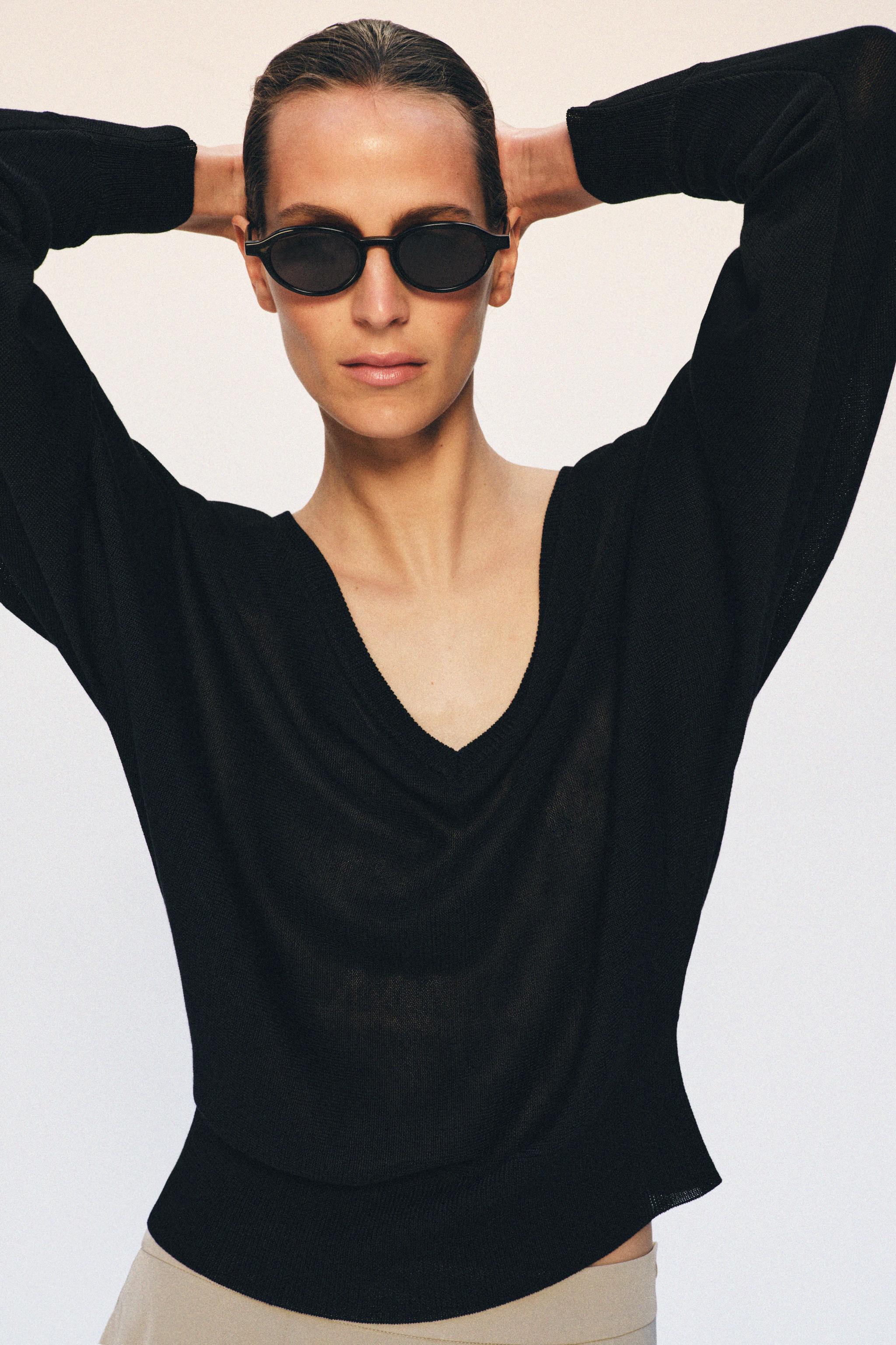 PULL EN MAILLE AVEC COL V